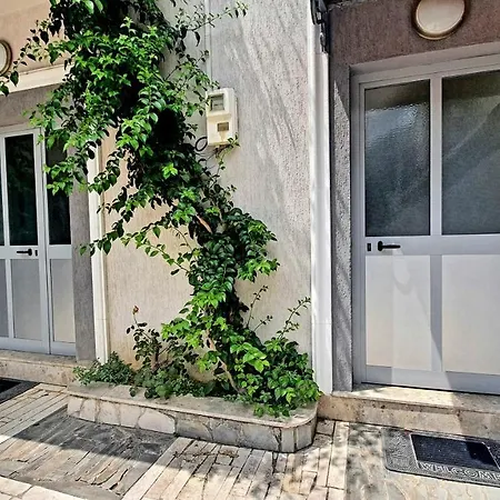 A Cheerful With Free Parking Space טיראנה