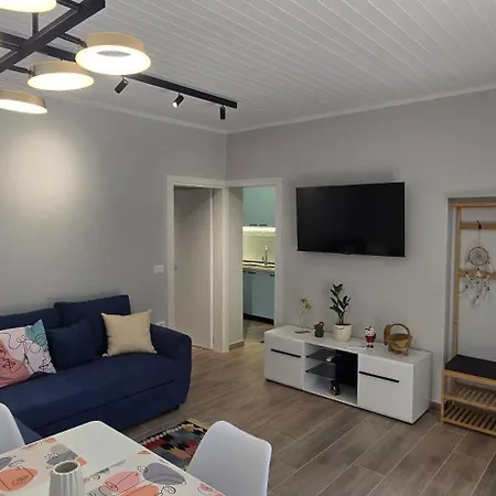 A Cheerful With Free Parking Space 티라나